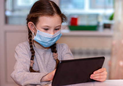 桌子 研究 白种人 呼吸系统 大流行 女孩 流感 在线 教育