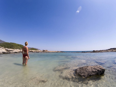 享受 旅游业 克里特岛 自然 浅的 风景 女人 海岸 闲暇