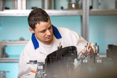 科学家在研究实验室里检查仪器以获得精确的三维测量照片