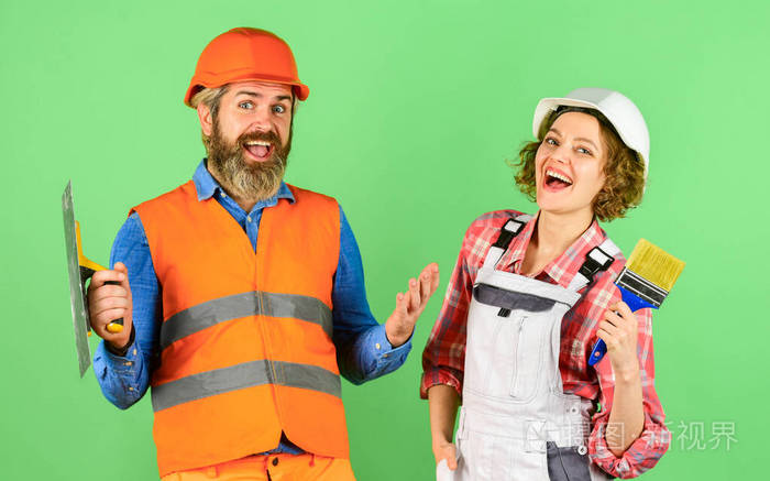 选择颜色.diy维修.建筑工人.家庭装修.一对快乐的夫妇正在装修房子.