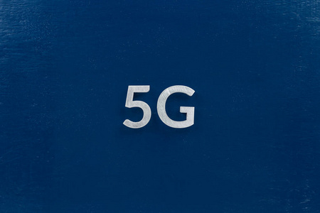5G这个词是用铝字母在深蓝色的背景上画出来的