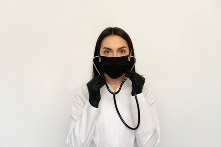 女人戴医用手套掐脖子图片