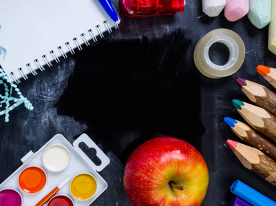 纸张 教室 配件 颜色 学院 铅笔 粉笔 笔记本 苹果 水果
