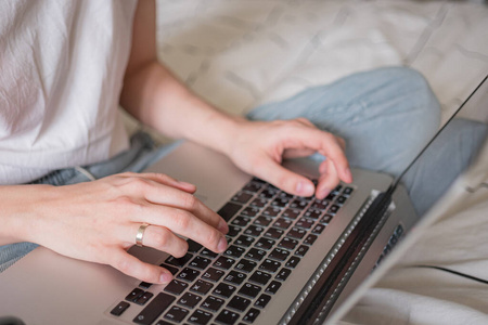 远程办公室女人在家里用手提电脑工作.