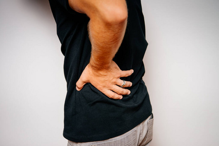 运动男性腰痛图片
