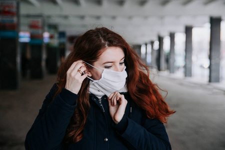 因空气污染或病毒在城市流行而戴口罩的妇女