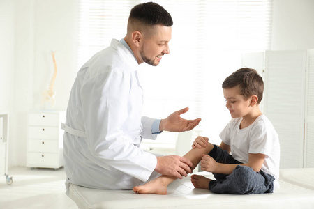 童年 健康 男孩 考试 物理疗法 沙发 小孩 治疗 医学
