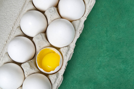 白蛋纸蛋盘。鸡肉白鸡蛋特写。碎鸡蛋。绿底鸡蛋