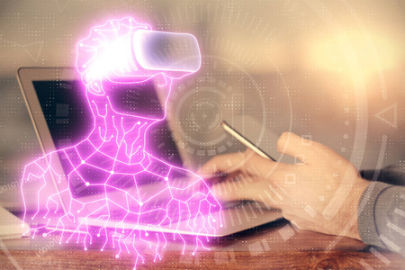 双手握持和使用数码设备和AR眼镜的双重曝光绘图。虚拟现实概念。