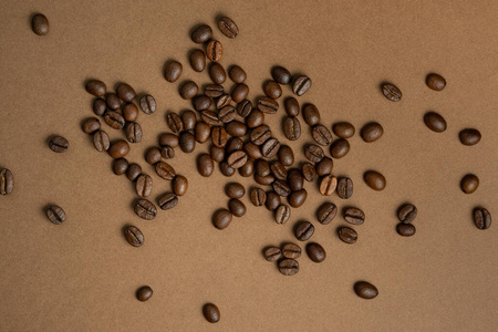 棕色表面上的几颗咖啡豆
