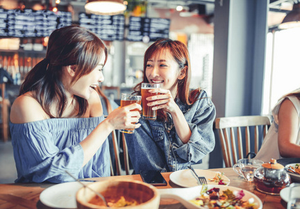 女人 玻璃 在室内 午餐 葡萄酒 朋友 假日 酒吧 在一起