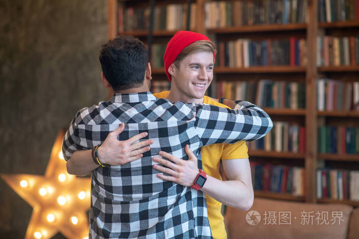 两个年轻英俊的男人拥抱在一起