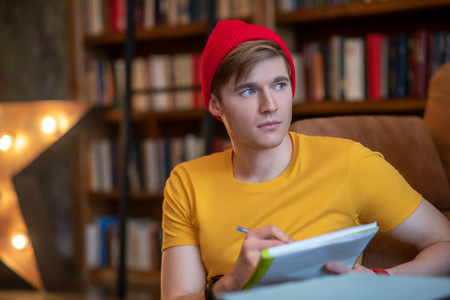 戴红帽子男人图片