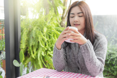 成人 女孩 可爱的 亚洲 热的 杯子 微笑 早餐 房子 面对