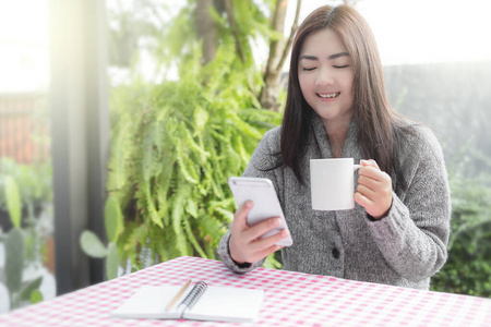 细胞 女孩 微笑 美丽的 餐厅 放松 阅读 打破 电话 肖像