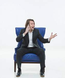 那个穿黑西装的帅气小伙子坐在椅子上,他兴高采烈,白底白发,野蛮男子