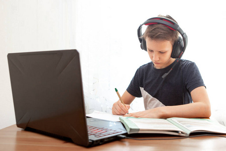 笔记本 在线 工作场所 因特网 耳机 技术 病毒 小孩 笔记本电脑