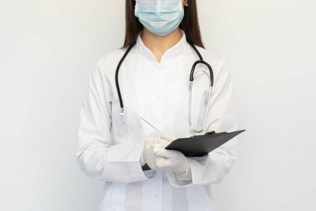 戴上医用防护口罩和手套，把诊断结果写在客户卡上