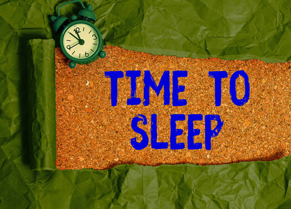 显示睡眠时间的文字标志。概念照片一种自然的睡眠或静止状态。