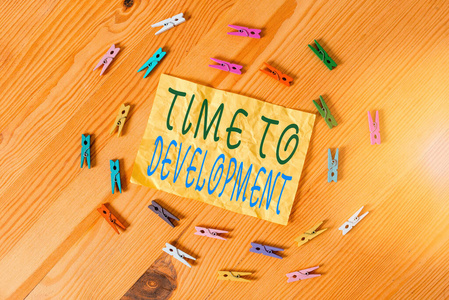 写说明发展时间的笔记。商业照片显示一家公司在一段时间内发展或发展彩色衣夹纸空提示木地板背景办公室。