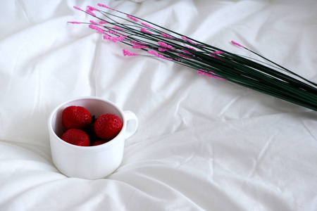 草莓 浆果 瓶子 假日 食物 女孩 卧室 果汁 美女 毯子