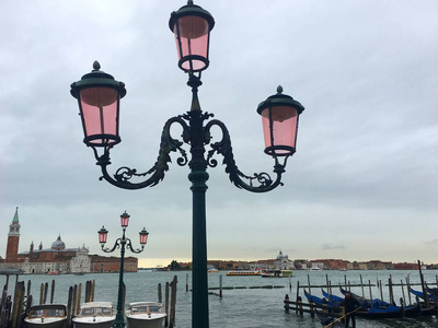 威尼斯泻湖背景上的路灯。去意大利旅行。