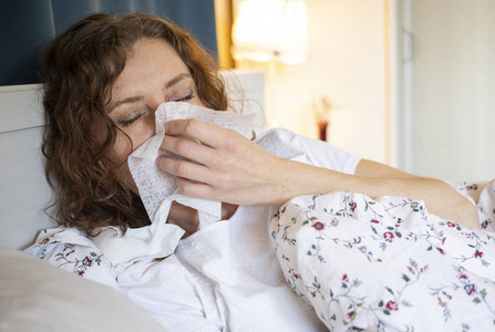 女人 健康 疼痛 发烧 病毒 打喷嚏 疾病 面对 头痛 咳嗽