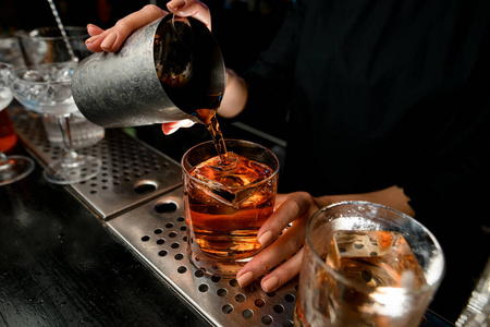 酒吧调酒图片