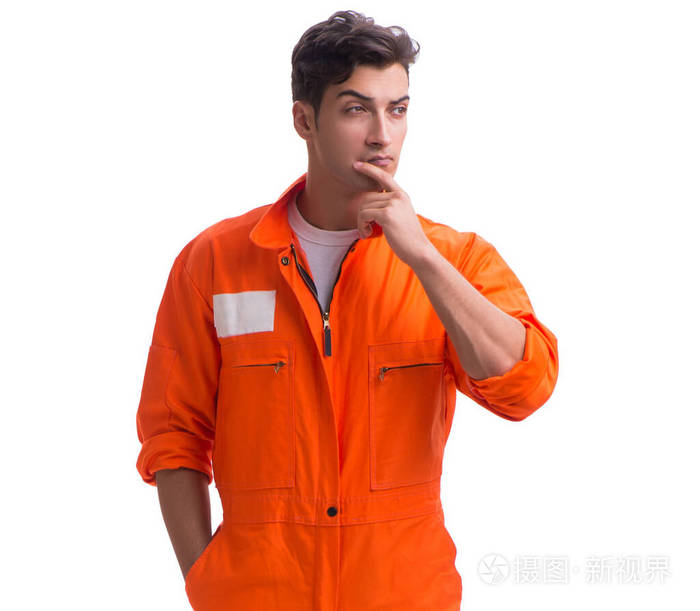 囚徒身穿橙色长袍背景为白色