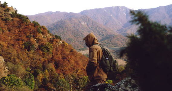 悬崖 徒步旅行者 徒步旅行 登山 背包客 自由 风景 享受