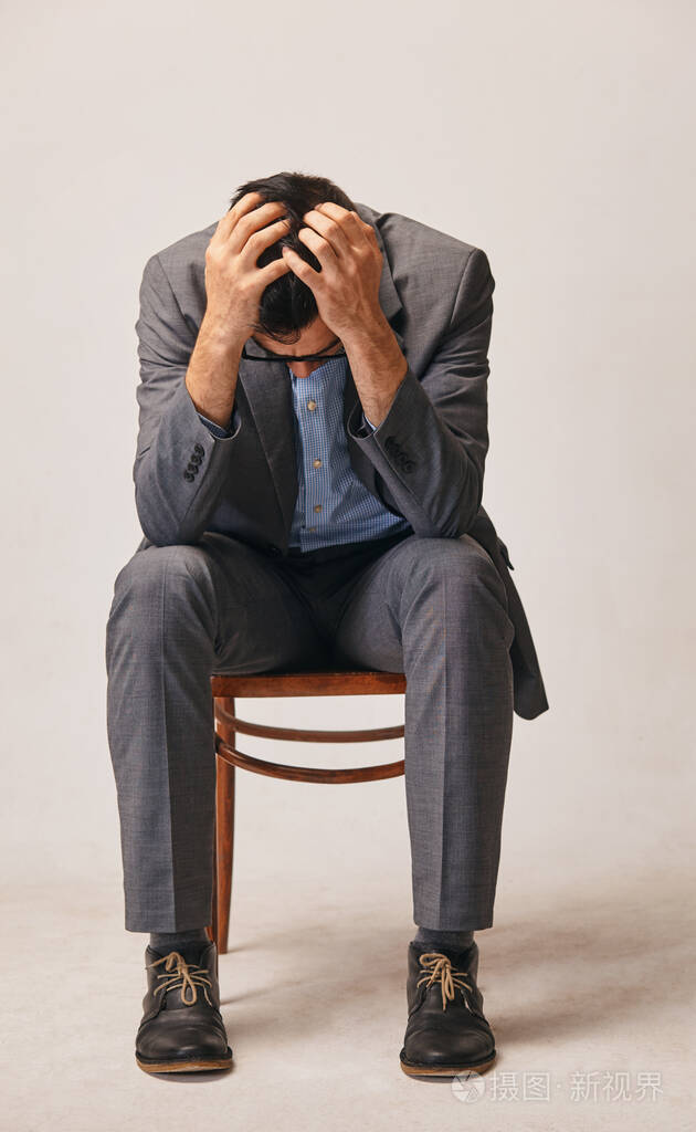 一个抱着头的年轻人他很担心