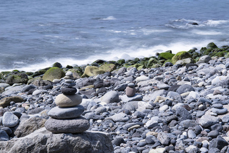 夏天 石头 卵石 波动 旅行 海滩 美丽的 海滨 海洋 风景