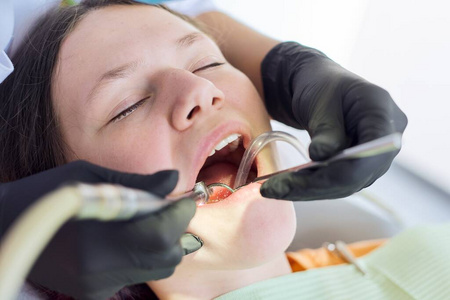 牙科诊所的近距离牙科治疗程序