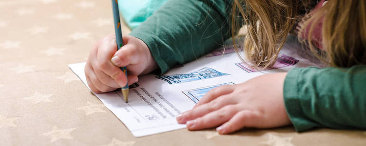 绘画 学生 特写镜头 小孩 阅读 学校 铅笔 书桌 写作