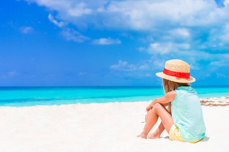可爱的小女孩在热带海滩度假
