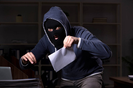 办公室晚上巴拉克拉瓦的男小偷照片