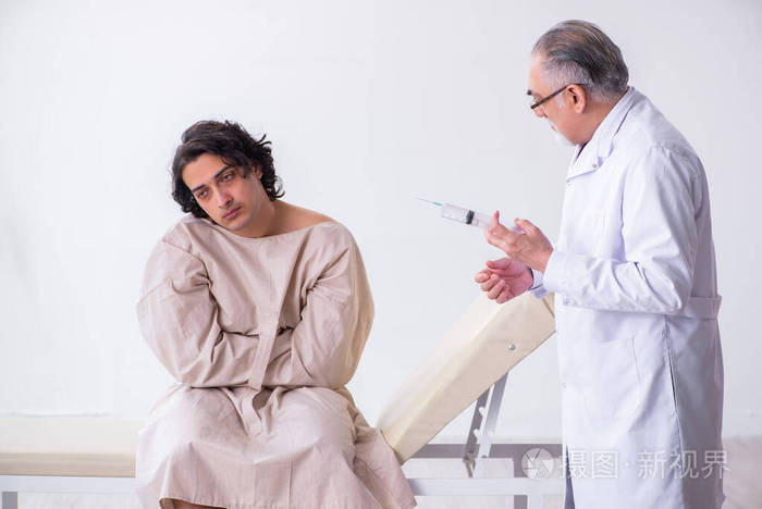 老年男医生精神病医生检查年轻病人