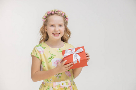 快乐女孩，白色礼品盒，节日礼服，彩色连衣裙