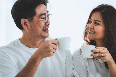 微笑 结婚 饮酒 早晨 在室内 老年人 健康 夫妇 咖啡