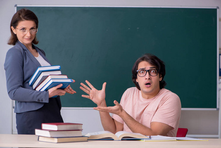 教室里的老女老师和男学生