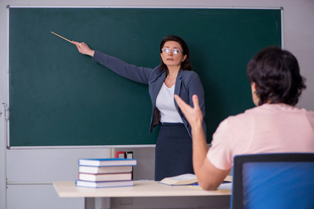 教室里的老女老师和男学生