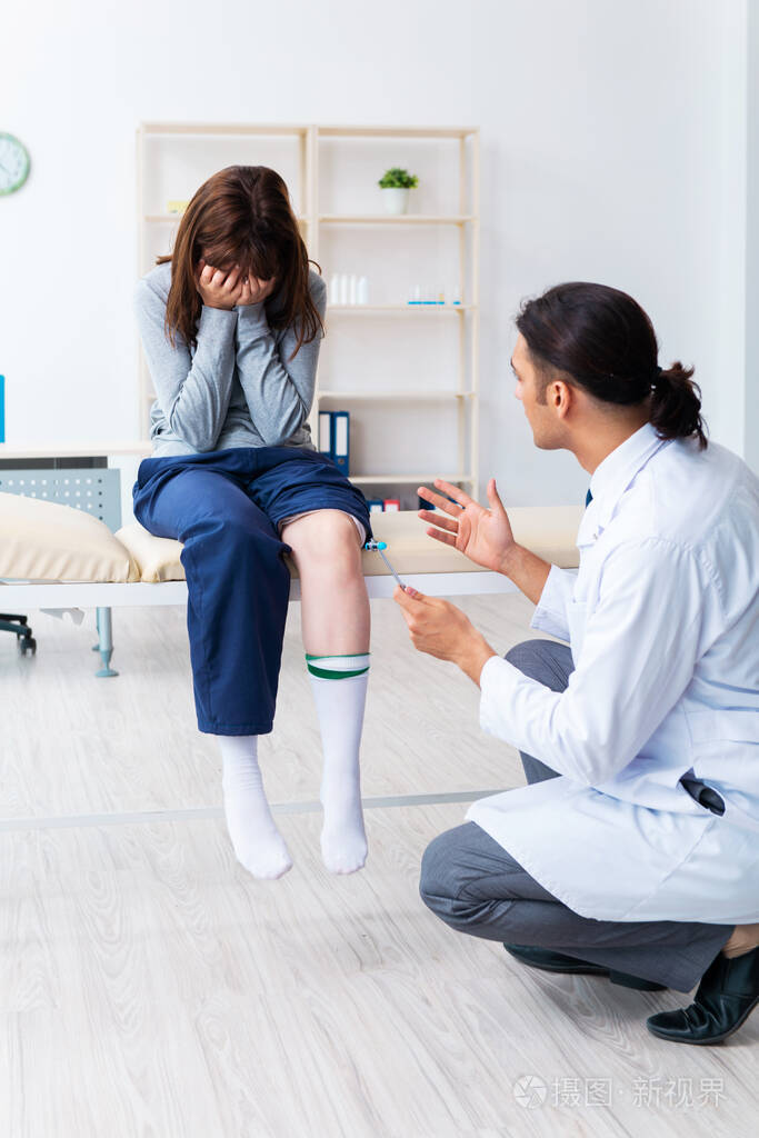 女精神病患者就诊期间