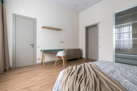 卧室有一张大床，空气充足，斯堪的纳维亚设计。
