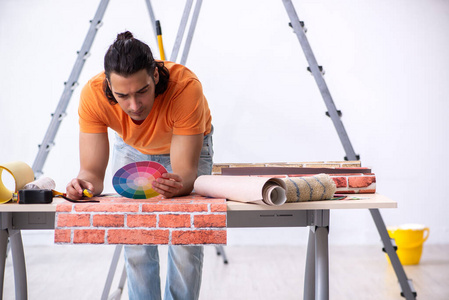 年轻的包工头在家装修照片