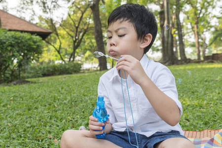 乐趣 气泡 春天 公园 小孩 拉丁语 男孩 闲暇 泡沫 印第安人