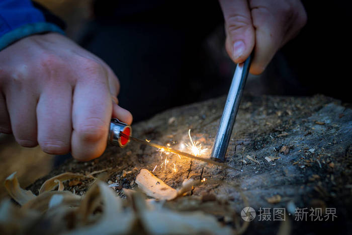 在户外用燧石生火特写视图