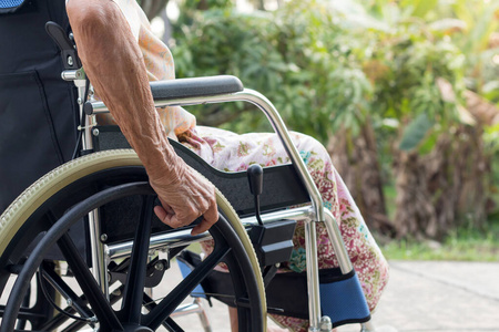成熟 轮椅 残疾 倍数 障碍 病人 物理疗法 孤独的 老年人