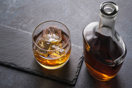 酒吧 朗姆酒 透明的 白兰地 射击 液体 威士忌 酒保 瓶子
