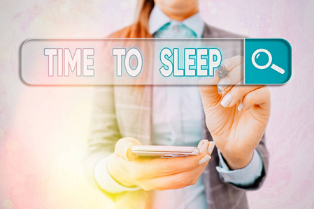 显示睡眠时间的文字标志。概念照片一种自然的睡眠或静止状态。