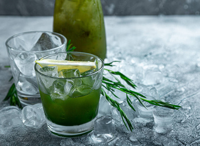 concept清爽夏日饮品.新鲜凉爽的柠檬水龙蒿加冰块和柑橘片.照片